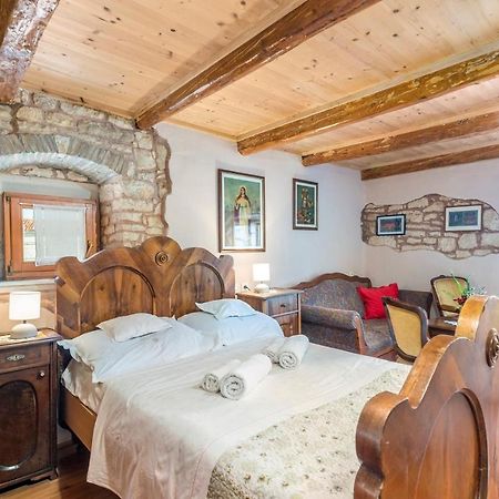 Hotel House Peresiji Habitación foto