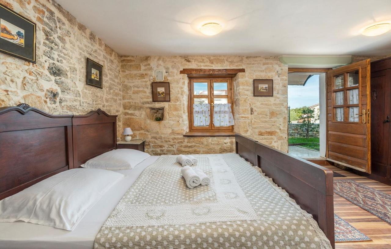 Hotel House Peresiji Habitación foto
